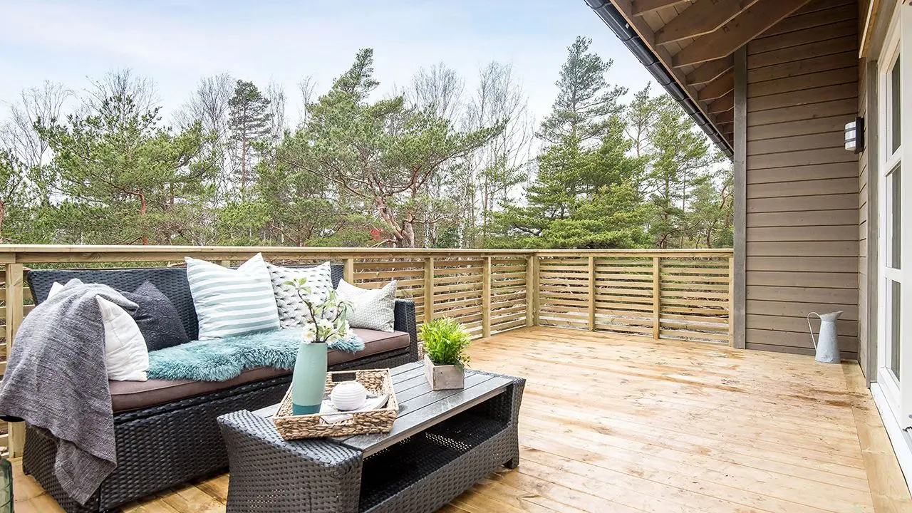 Hytte med trykkimpregnerte terrassebord.