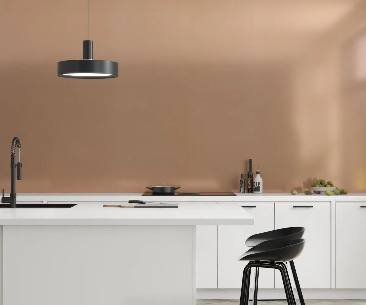 Hvitt kjøkken med kobberfargede veggplater fra Fibo