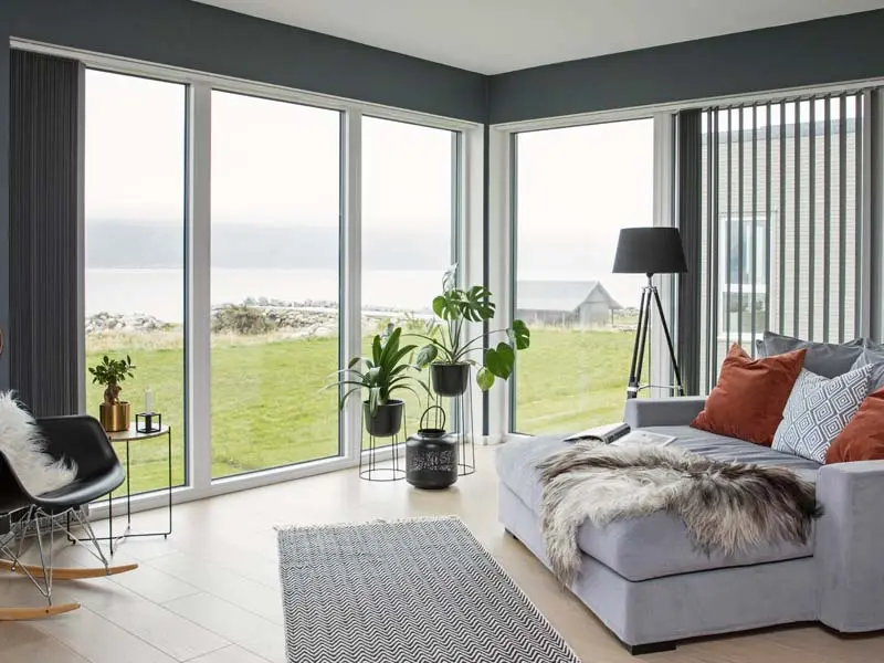 moderne stue med store vindusflater