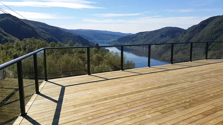 glassrekkverk på terrasse med utsikt over fjord