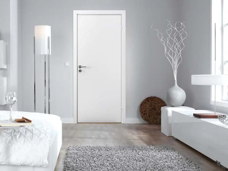 Moderne rom med hvitt interiør og grå dører. 