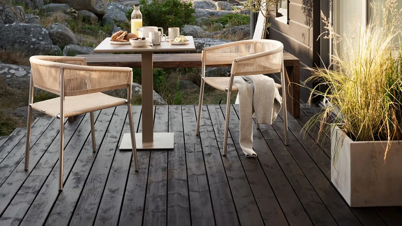 Jotun Trebitt terrassebeis 90002 Gråsvart fra Jotuns Trebitt terrassebeis fargekart på platting utenfor hus malt med Dempet Sort.