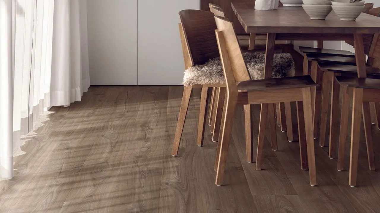 1-stavs mørkt laminatgulv.