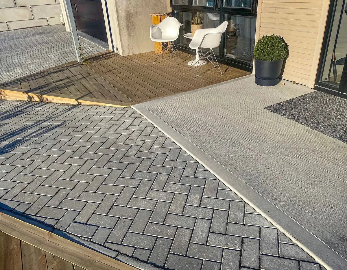 Nylagt gårdsplass med steinheller, treplatting og Parkstein fra Aas Betong