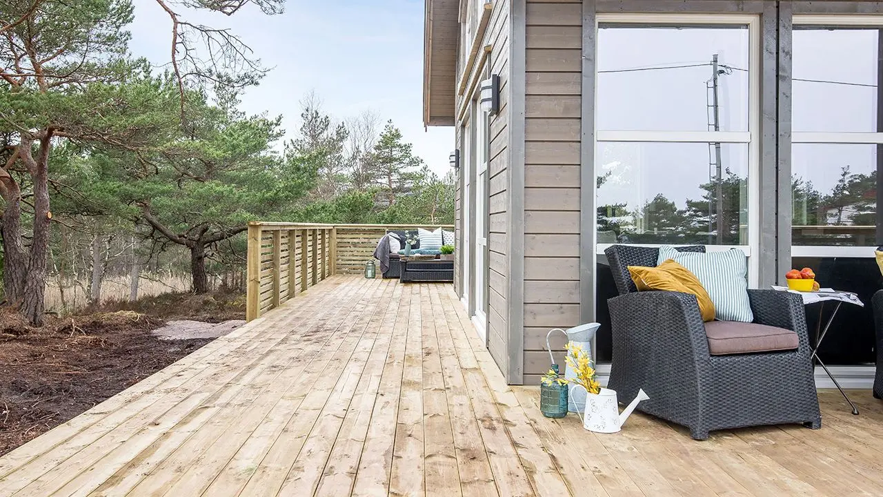 Trykkimpregnerte terrassebord på hytteterrasse.