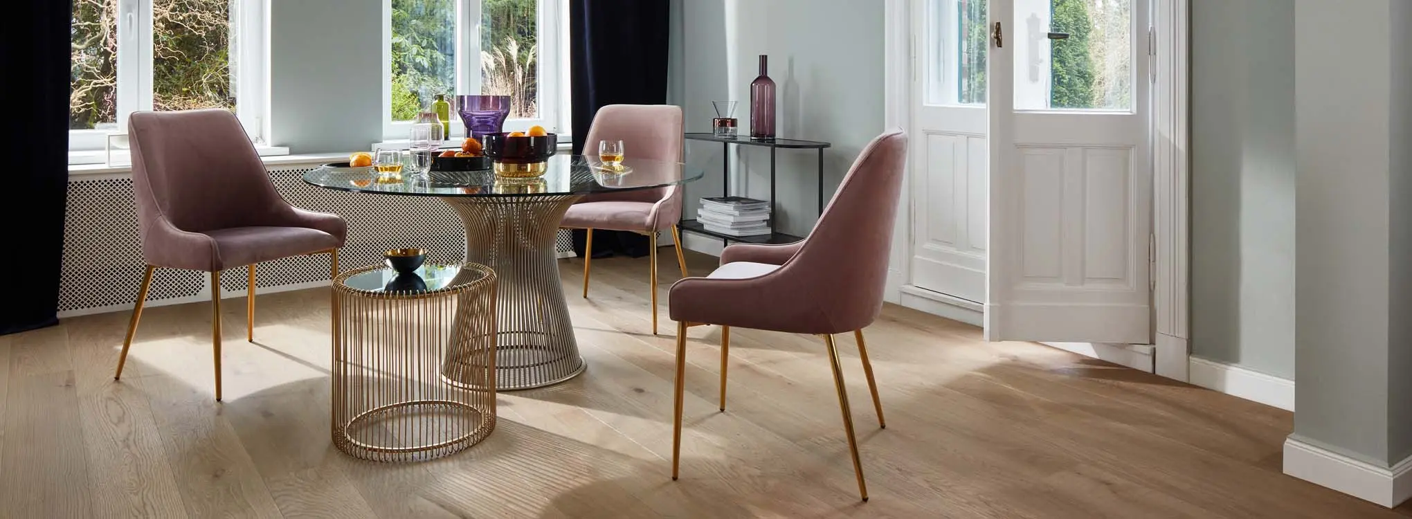 klassisk stue med rundt glassbord og rosa spisestuestoler