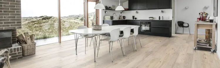 moderne kjøkken med lyst gulv og ståldetaljer. Fin utsikt